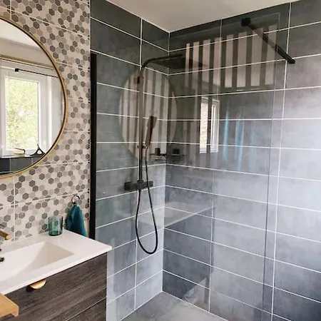 Petite Villa En Bois Avec Piscine Montbazin Exterior photo